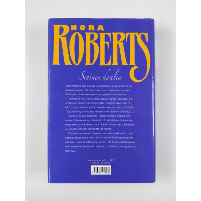 Nora Roberts : Nora Roberts puutarha-trilogia : Sininen dahlia ; Musta ruusu  ; Punainen lilja