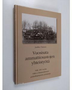 Kirjailijan Jaakko Tiainen käytetty kirja Vuosisata ammattiosastojen yhteistyötä : SAK 100 vuotta SAK:n Hämeenlinnan paikallisjärjestön juhlakirja