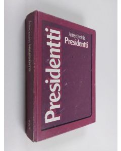 Kirjailijan Antero Jyränki käytetty kirja Presidentti : tutkimus valtionpäämiehen asemasta Suomessa v 1919-1976