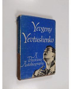 Kirjailijan Yevgeny Aleksandrovich Yevtushenko käytetty kirja A Precocious Autobiography