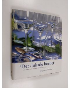 Kirjailijan Magdalena Ribbing käytetty kirja Det dukade bordet : måltidens glädje, traditioner och etikett