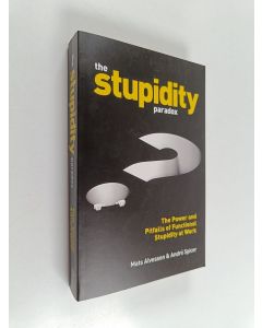 Kirjailijan Mats Alvesson käytetty kirja The stupidity paradox : the power and pitfalls of functional stupidity at work