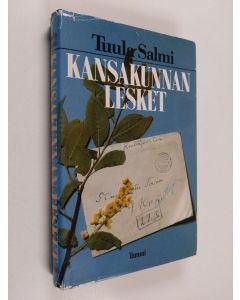 Kirjailijan Tuula Salmi käytetty kirja Kansakunnan lesket : raportti suomalaisista naisista, jotka menettivät miehensä toisen maailmansodan vuoksi