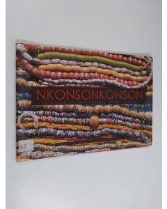 Kirjailijan Marita Brace käytetty teos Nkonsonkonson : ghanalaisten lasihelmien monet kuviot
