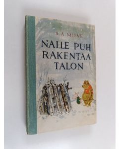 Kirjailijan A. A. Milne käytetty kirja Nalle Puh rakentaa talon