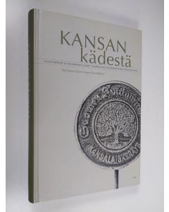 Tekijän Tommi-Tapio Hämäläinen  käytetty kirja Kansan kädestä : sivistyneistö ja kansakoululaiset Suomen Kulttuurirahastoa perustamassa