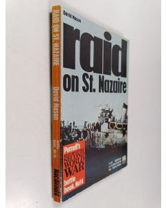 Kirjailijan David Mason käytetty kirja Raid on St Nazaire