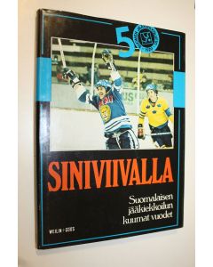 Tekijän Aarne Honkavaara  käytetty kirja Siniviivalla : suomalaisen jääkiekkoilun kuumat vuodet : Suomen Jääkiekkoliitto 50 vuotta