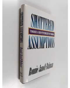Kirjailijan Ronnie Janoff-Bulman käytetty kirja Shattered assumptions : towards a new psychology of trauma
