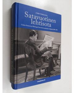 Kirjailijan Jyrki Vesikansa käytetty kirja Satavuotinen lehtisota : Uuden Suomen ja Helsingin Sanomien keskinäinen kilpailu 1889-1991