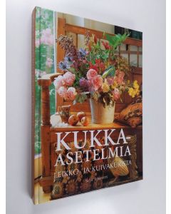 Kirjailijan Susie Edwards käytetty kirja Kukka-asetelmia leikko- ja kuivakukista