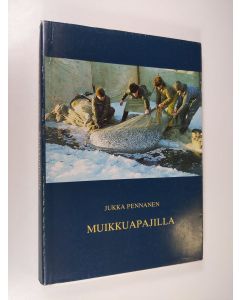 Kirjailijan Jukka Pennanen käytetty kirja Muikkuapajilla : Puruveden ammattimainen talvinuottakalastus 1900-luvun alusta 1970-luvun puoliväliin = Professional winter seine-fishing on Lake Puruvesi from 1900 to the '70s