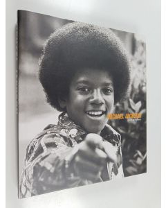 Kirjailijan Candace Bal käytetty kirja Michael Jackson A Life in Pictures