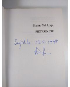 Kirjailijan Hannu Salokorpi käytetty kirja Pietarin tie : suomalainen puolue ja suomettarelainen politiikka helmikuun manifestista Tarton rauhaan 1899-1920 (tekijän omiste, signeerattu)
