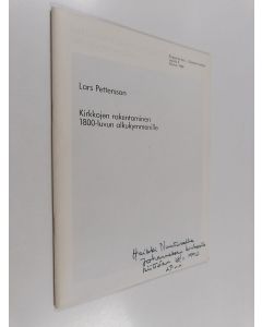 Kirjailijan Lars Pettersson käytetty teos Kirkkojen rakentaminen 1800-luvun alkukymmenille