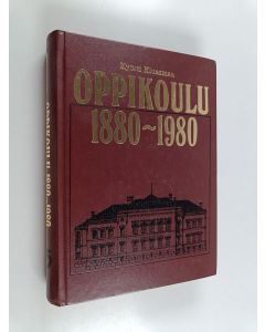 Kirjailijan Kyösti Kiuasmaa käytetty kirja Oppikoulu 1880-1980 : oppikoulu ja sen opettajat koulujärjestyksestä peruskouluun