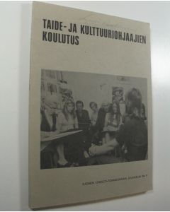 Tekijän Marianne Tarkka  käytetty kirja Taide- ja kulttuuriohjaajien koulutus : raportti seminaarista Tuusulassa 3-4101975