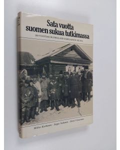 Kirjailijan Mikko Korhonen käytetty kirja Sata vuotta suomen sukua tutkimassa : 100-vuotias suomalais-ugrilainen seura