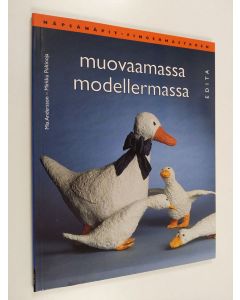 Kirjailijan Mia Andersson käytetty kirja Muovaamassa = Modellermassa