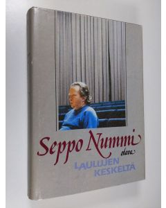 Kirjailijan Seppo Nummi käytetty kirja Laulujen keskeltä : valikoima kirjoituksia