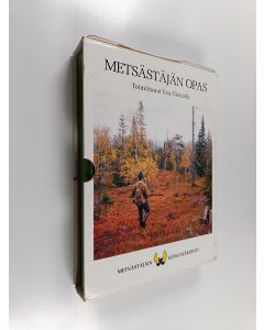 Tekijän Esa Niemelä  käytetty kirja Metsästäjän opas + metsästys- ja aselainsäädäntö kotelossa (kirja+vihko)