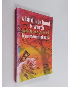 Kirjailijan Eeva-Liisa Pitkänen & Paul Westlake käytetty kirja A bird in the hand is worth kymmenen oksalla : 50 Finnish idioms in English and Finnish = 50 englantilaista idiomia suomeksi ja englanniksi