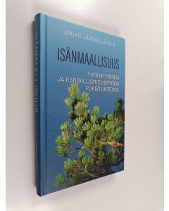 Kirjailijan Jouko Jääskeläinen käytetty kirja Isänmaallisuus yhdentymisen ja kansallismielisyyden puristuksessa : näkökulmia autonomian, itsenäistymisen ja EU-jäsenyyden ajan Suomeen