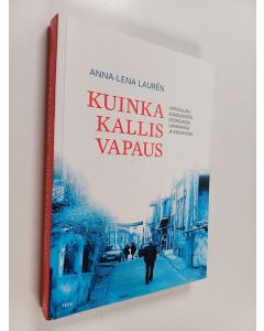 Kirjailijan Anna-Lena Lauren käytetty kirja Kuinka kallis vapaus : värivallankumouksista Georgiassa, Ukrainassa ja Kirgisiassa