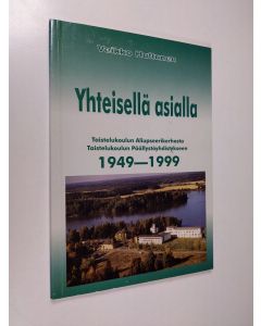 Kirjailijan Veikko Huttunen käytetty kirja Yhteisellä asialla : Taistelukoulun aliupseerikerhosta Taistelukoulun päällystöyhdistykseen 1949-1999 (tekijän omiste)