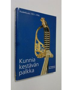 Kirjailijan Jyri Paulaharju käytetty kirja Kunnia kestävän palkka : kadettikunta 75 vuotta 1921-1996