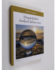 Kirjailijan Tiina Tainio käytetty kirja Hengästyttävä henkisen kasvun vuosi