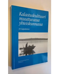 Kirjailijan Ari Lappalainen käytetty kirja Kalastuskulttuuri muuttuvassa yhteiskunnassa : etnologinen analyysi kalastuskulttuurin muuttumisesta Pohjois-Karjalan Höytiäisellä 1890-luvulta 1990-luvulle