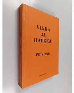 Kirjailijan Vilho Harle käytetty kirja Vinka ja Haukka : tutkimus lehtokoneteollisuuden kehityspiirteistä ja nykytilasta, alkeis- ja jatkokoulutuskoneiden hankinnasta Suomen ilmavoimille 1976, sekä ilmavoimien lentokonehankintoja koskeneesta lehdistökirjo