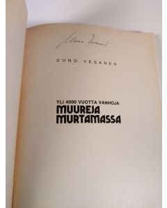 Kirjailijan Uuno I. Vesanen käytetty kirja Yli 4000 vuotta vanhoja muureja murtamassa (signeerattu)