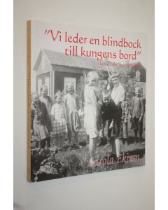 Kirjailijan Carola Ekrem käytetty kirja Vi leder en blindbock till kungens bord : lekar från Svenskfinland