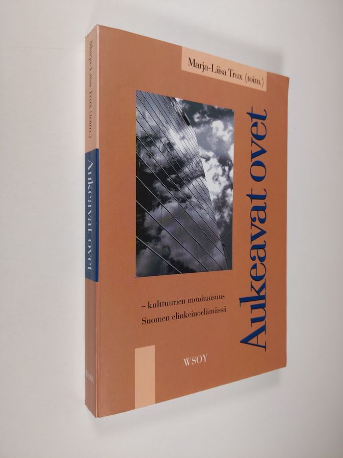 Osta Trux: Aukeavat ovet : kulttuurien moninaisuus Suomen elinkeinoelämässä  | Marja-Liisa Trux | Antikvariaatti Finlandia Kirja