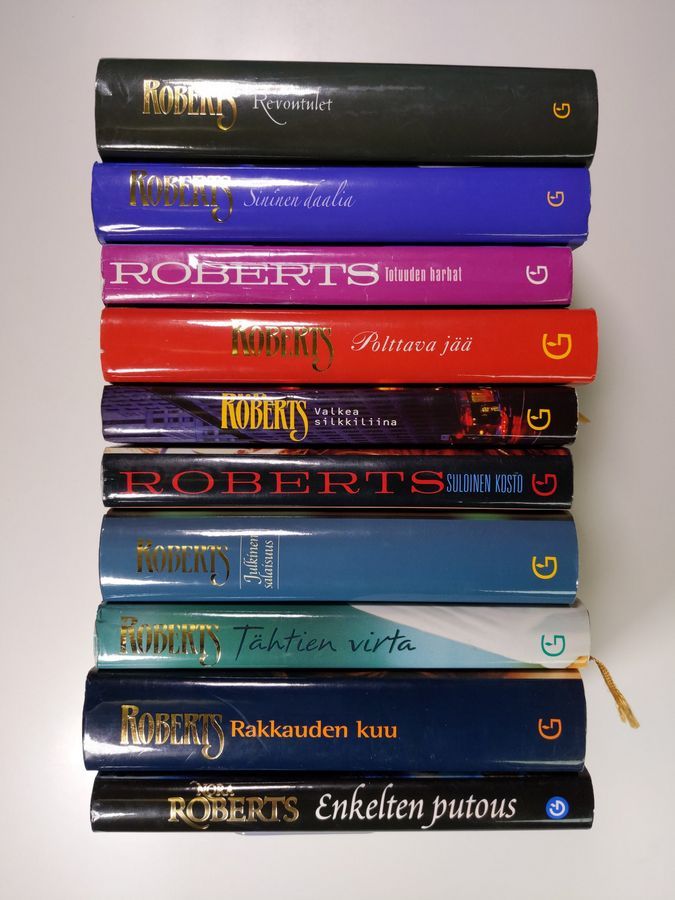 Nora Roberts : Roberts-paketti (10 kirjaa) : Julkinen salaisuus ; Rakkauden  kuu ; Revontulet ; Sininen Daalia ; Totuuden Tarhat ; Valkea Silkkiliina ;  Enkelten putous ; Suloinen Kosto ; Tähtien Virta ; Polttava Jää